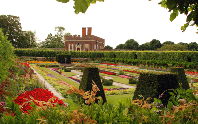 The pond gdns at Hampton Court Palace Lisa Cox