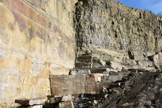 Opuszczony kamieniołom Quarry-scars-Forest-of-Dean-Stone-Lisa-Cox